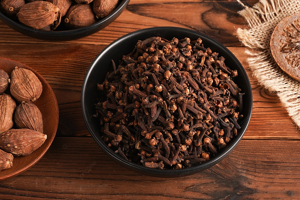 perontokan cengkeh hasil panen